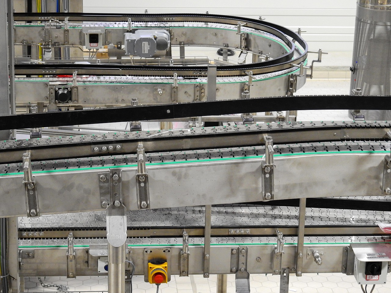 Achieve seamless 360° package transfer with corrosion-resistant conveyor ball transfer units, ideal for industrial and retail applications.